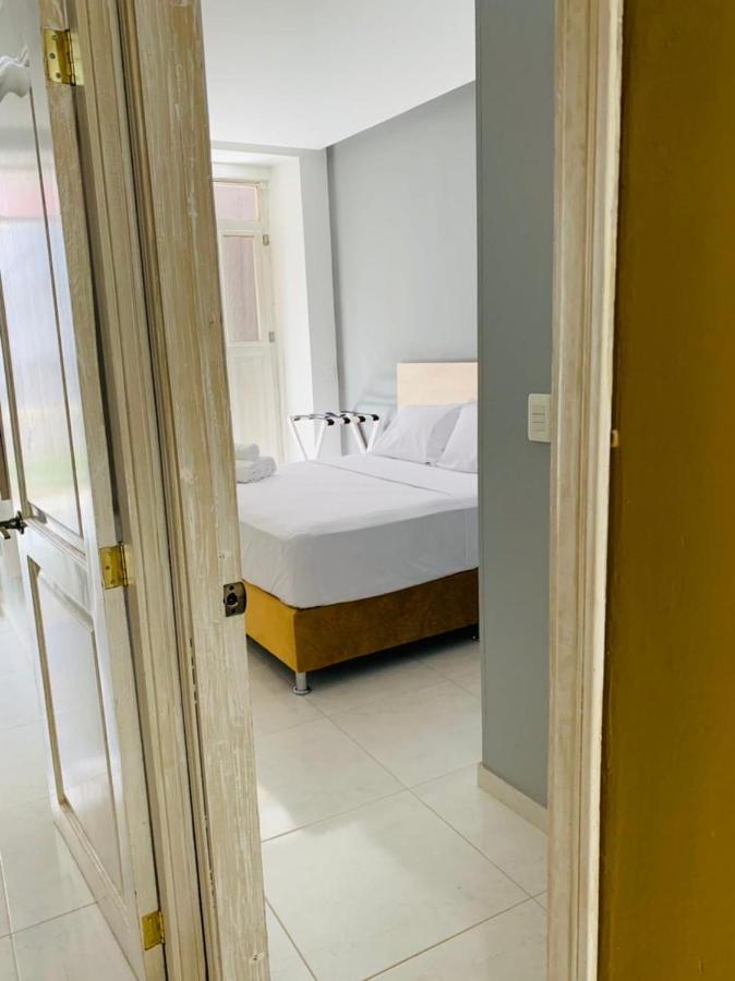 Habitación con cama grande y balcón