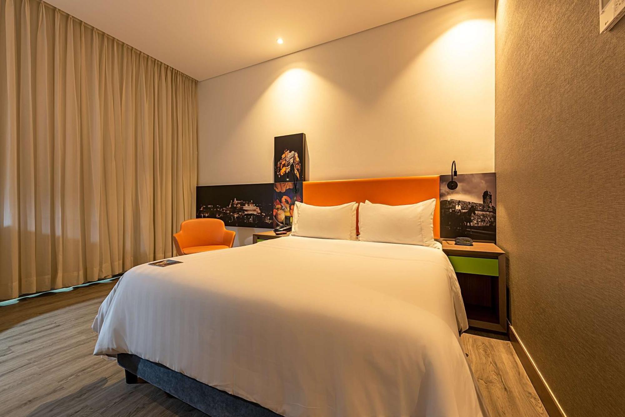 Queen Room with Roll-In Shower - Mobility Access/Non-Smoking,1549339027:JPEG