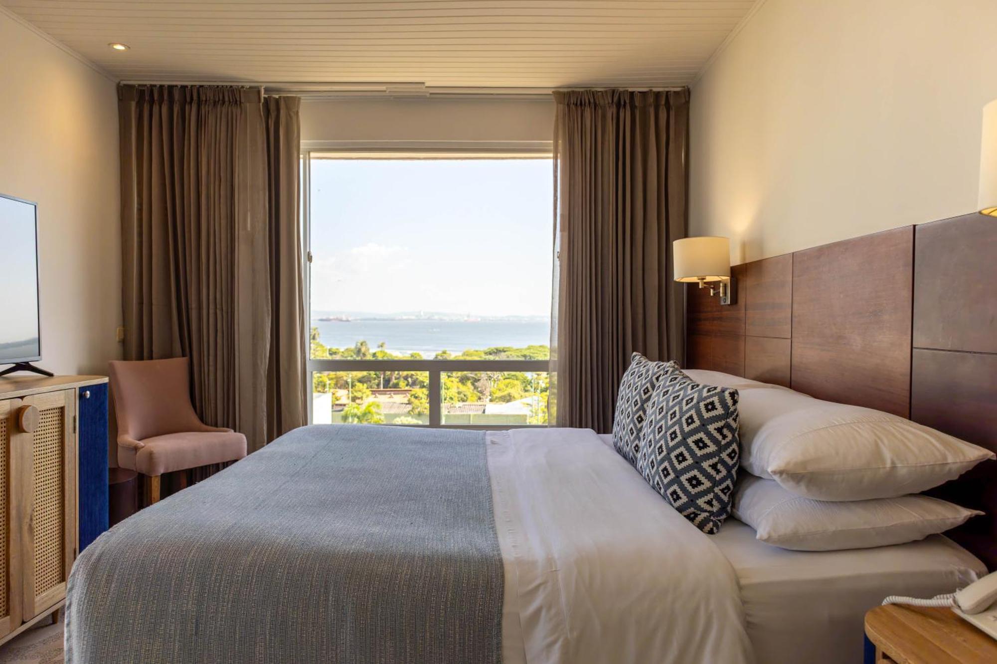 1 King Bed 1 Queen Bed 2 Bedroom Suite,1657151838:JPEG