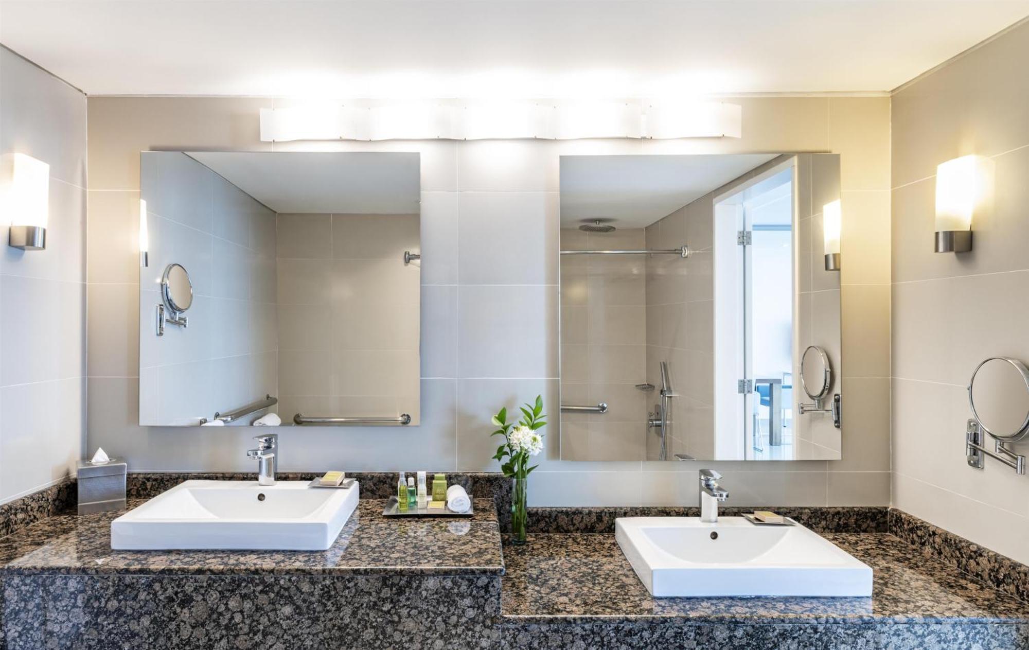 King Room Roll Shower Ocean View Accessible,1758319460:JPEG