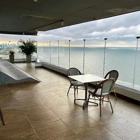 Hermoso Apartamento Con Vista Al Mar Y Salida Directa A La Playa-3