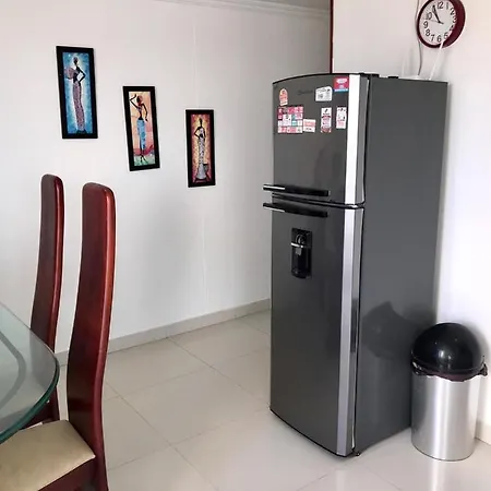 Apartamento Totalmente Equipado A Media Cuadra De La Playa Del Laguito-2